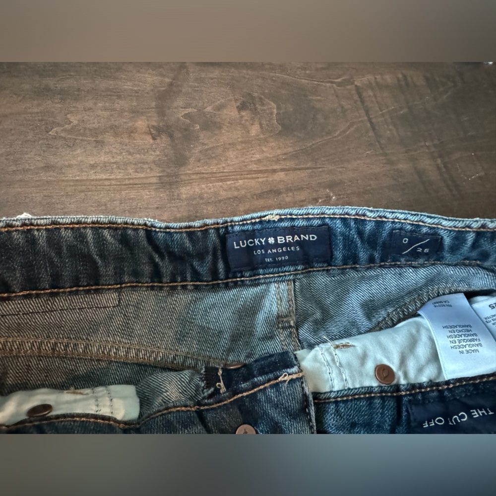 lucky brand jean shorts, size women 0/25, darker blue